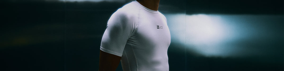 Mann im weißen enganliegenden OACE Sport-T-Shirt